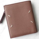 メゾン マルジェラ 4ステッチ 四つタグ レザー 二つ折り財布 コンパクトウォレット パープルブラウン - NEWSED