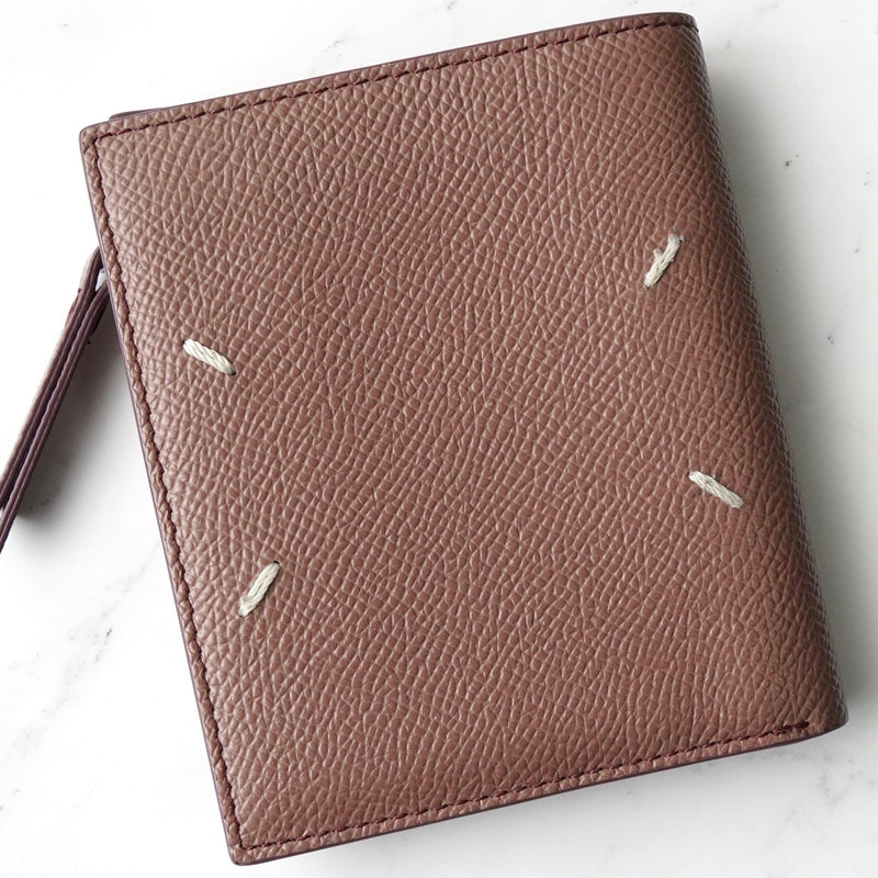 メゾン マルジェラ 4ステッチ 四つタグ レザー 二つ折り財布 コンパクトウォレット パープルブラウン - NEWSED