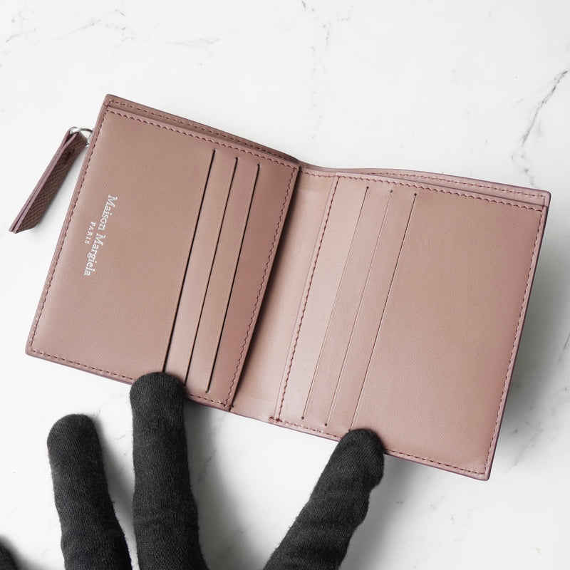 メゾン マルジェラ 4ステッチ 四つタグ レザー 二つ折り財布 コンパクトウォレット パープルブラウン - NEWSED