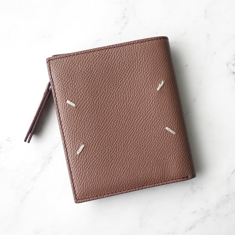 メゾン マルジェラ 4ステッチ 四つタグ レザー 二つ折り財布 コンパクトウォレット パープルブラウン - NEWSED