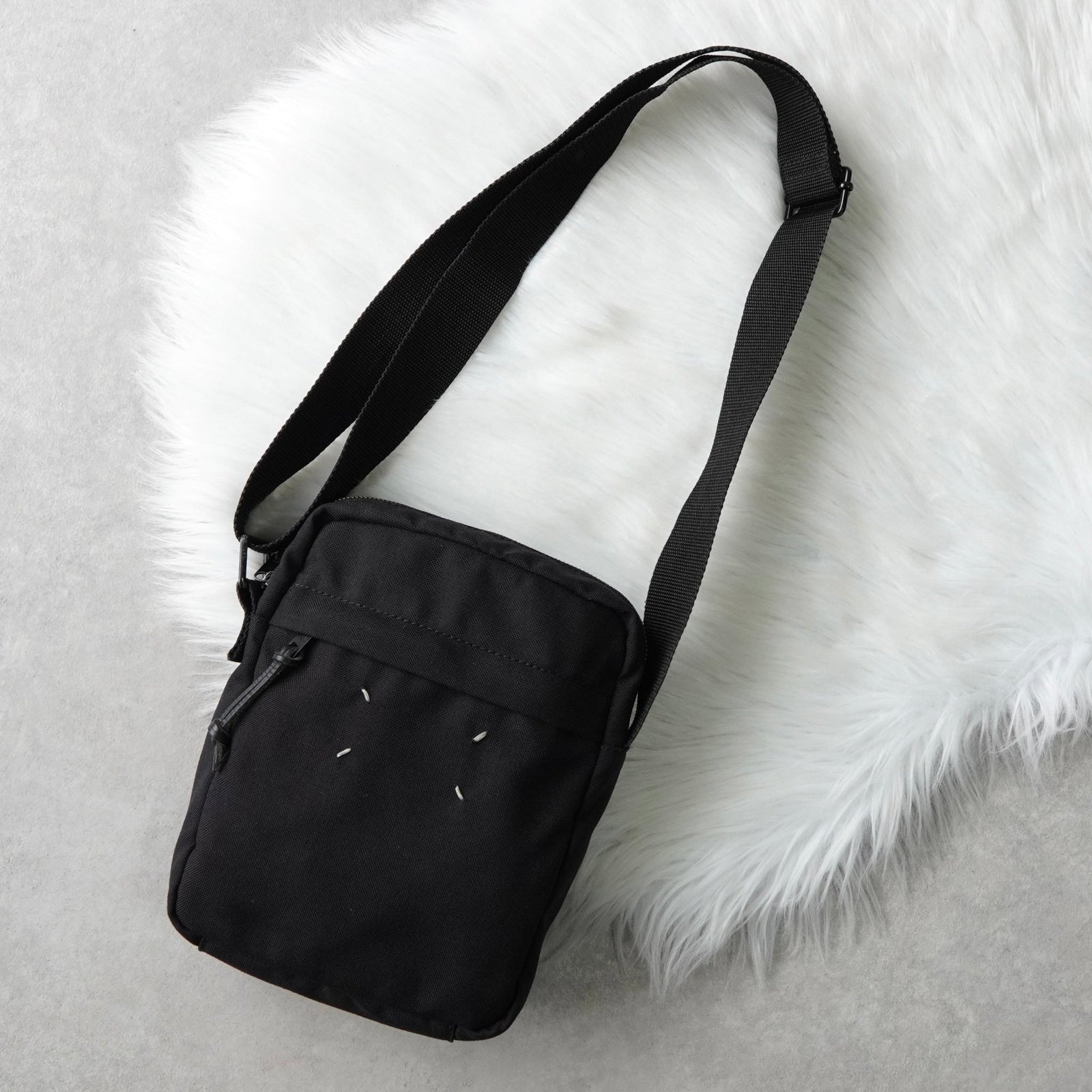 未使用・超格安/メゾンマルジェラ　ショルダーバッグ　4ステッチ　ナイロン　黒 メゾン マルジェラ 4ステッチ 四つタグ ナイロンキャンバス ショルダー