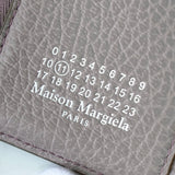 メゾン マルジェラ 4ステッチ 四つタグ コンパクトウォレット 三つ折り財布 グレージュ 箱付き - NEWSED