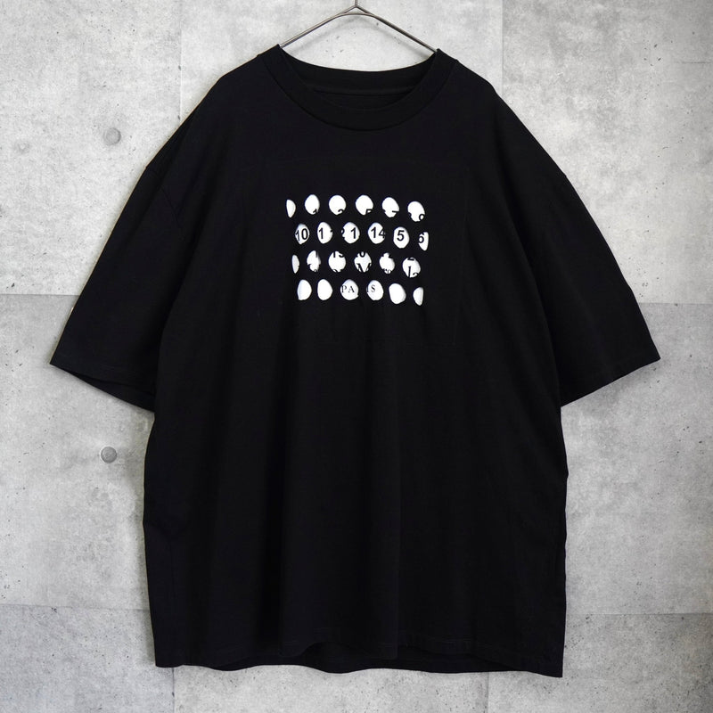 メゾンマルジェラ カレンダー ロゴ 4ステッチ Tシャツ ブラック - NEWSED