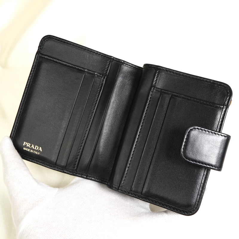 プラダ ロゴ トライアングルカット レザー 二つ折り財布 ブラック