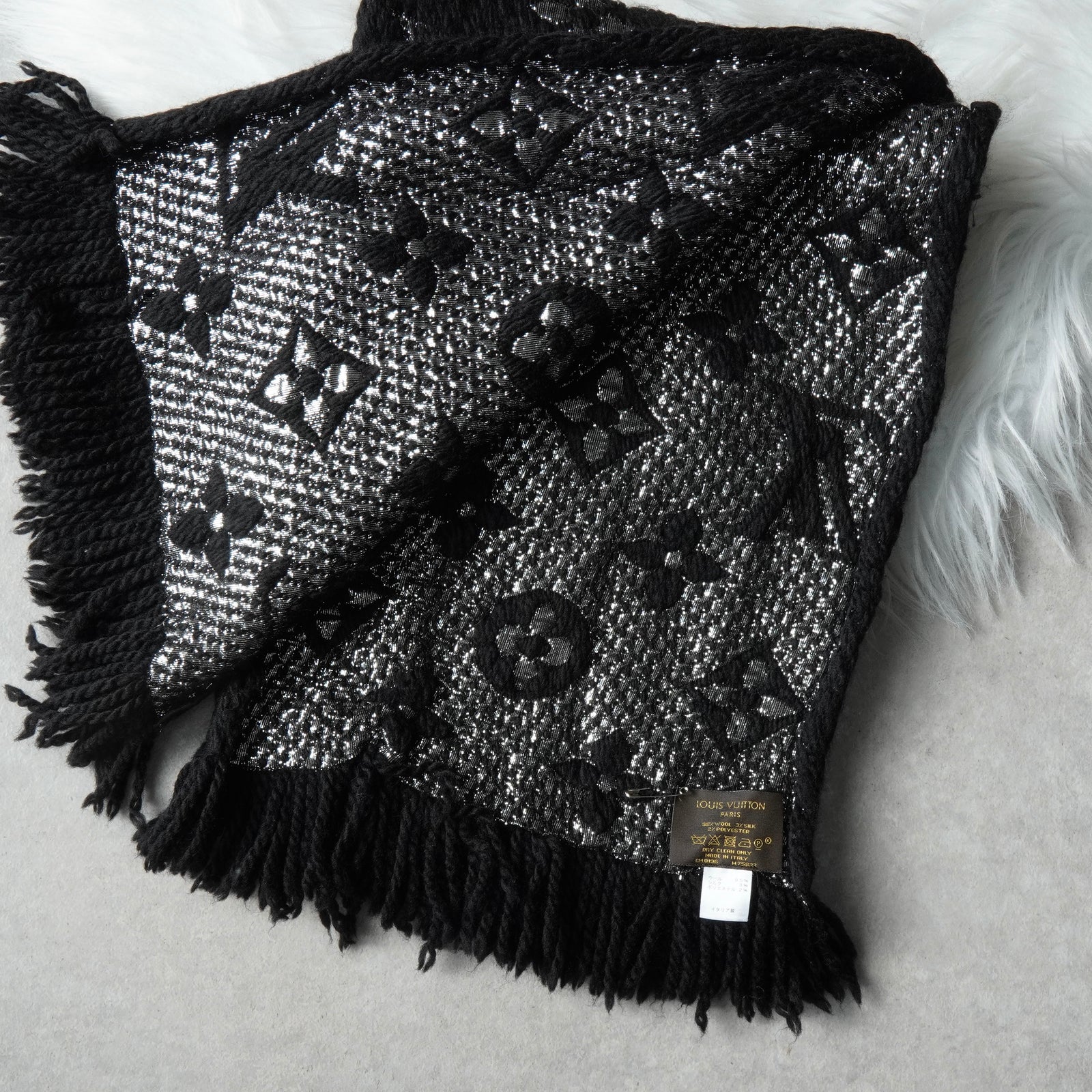 ルイヴィトン エシャルプ　ロゴマニア マフラー ブラック ウール M75833 ルイ ヴィトン エシャルプ ロゴマニア シャイン モノグラム ウール