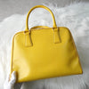 プラダ サフィアーノレザー ハンドバッグ 自立型 三角プレート イエロー