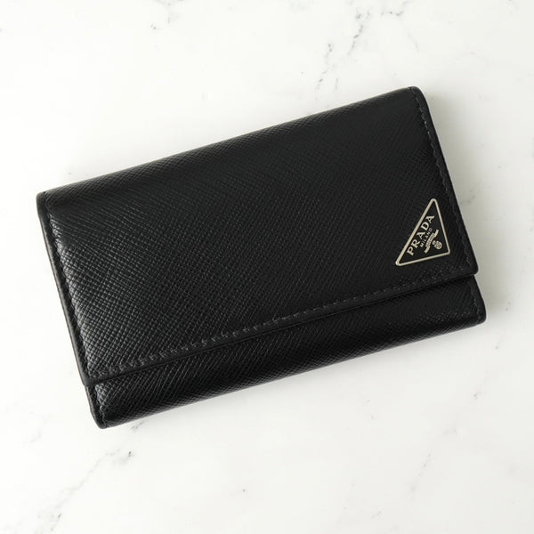 未使用級✨プラダ　キーケース　サフィアーノ　ブラック　箱　ギャランティカード PRADA キーケース サフィアーノレザー ブラック ギャランティ付き