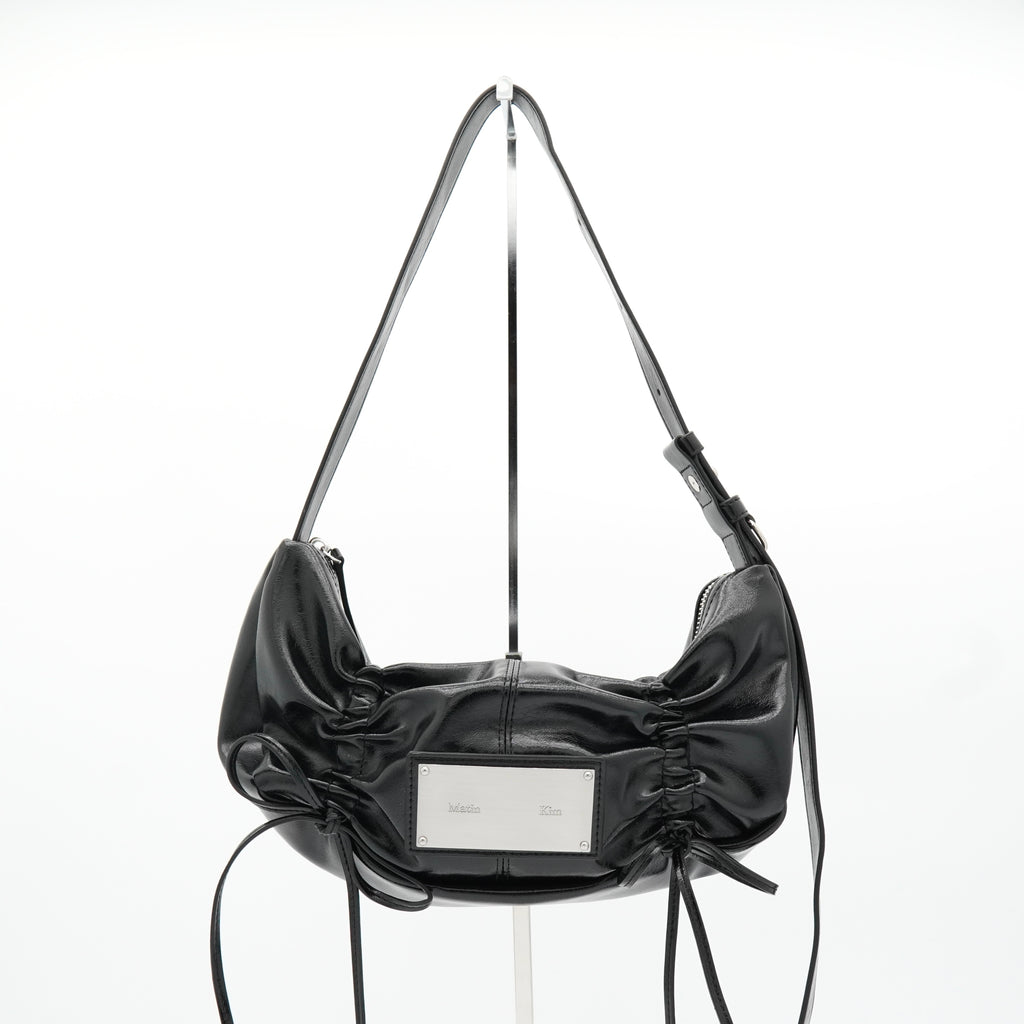 Half Shirring Ribbon Round Bag  マーティン キム ロゴプレート リボン ワンショルダーバッグ ブラック