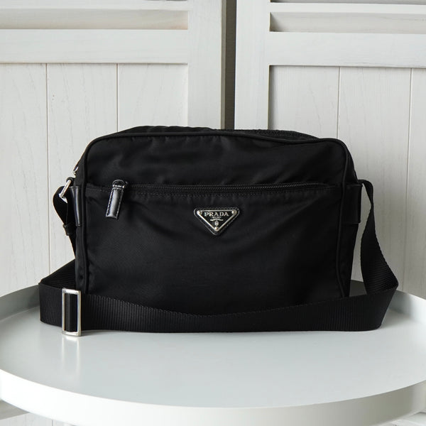 美品 プラダ アーカイブ マルチポケット ウォッシュドレザー ショルダーバッグ プラダ アーケ Re-Nylon xブラッシュドレザー ミニショルダー