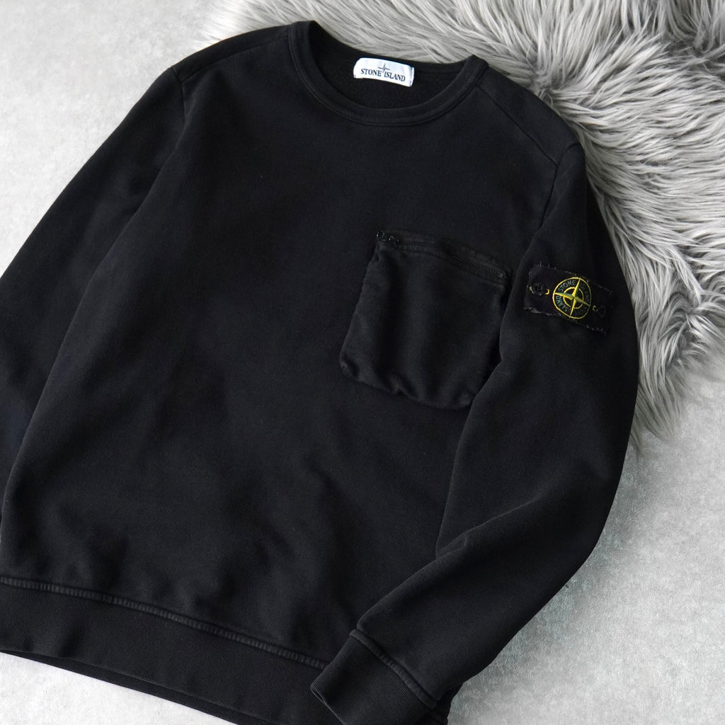 ストーンアイランド コンパスバッジ 胸ポケット ガーメントダイ スウェット ブラック メンズ