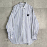 プレイ コムデギャルソン ハートロゴ ストライプ柄 長袖シャツ ブルー / ホワイト