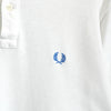 Fred Perry 徽标刺绣短袖 Polo 衫（白色和蓝色）