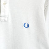 Fred Perry 徽标刺绣短袖 Polo 衫（白色和蓝色）