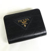 プラダ ロゴ トライアングルカット レザー 二つ折り財布 ブラック
