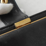 シャネル 7桁8番台 ココマーク キャビアスキン スナップボタン 二つ折り財布 ブラック ギャランティーカード付き - NEWSED