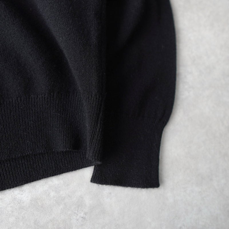 80's〜90's｜Logo Embroidery V - neck Sweater｜Made in Scotland - NEWSED