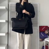 Prada 尼龙和 Saffiano 皮革托特包，带黑色和金色三角形徽标