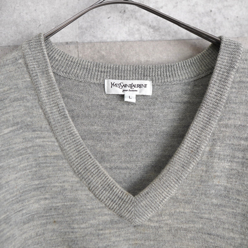 90's｜Logo Embroidery V - neck Sweater - NEWSED