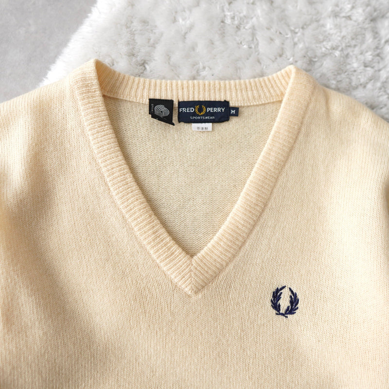 90's｜Logo Embroidery V - neck Sweater - NEWSED