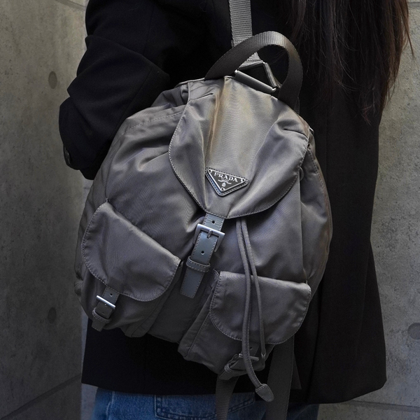 訳あり特価品　プラダ　リュックサック　テスートナイロン　ポコノ　カーキ 訳あり特価品 プラダ リュックサック テスートナイロン ポコノ