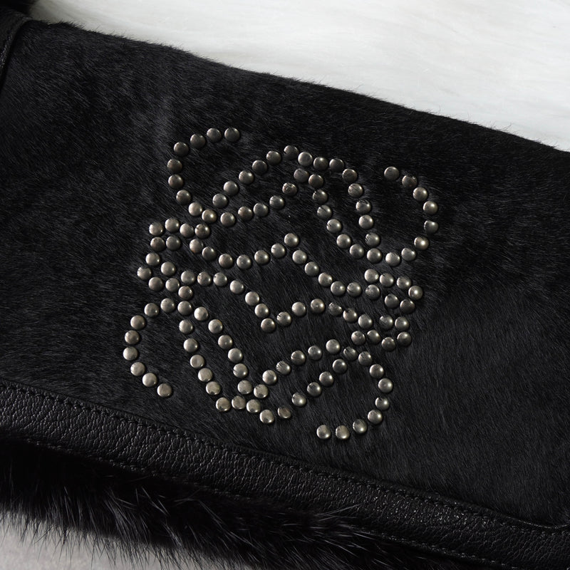 ロエベ スタッズ アナグラム ハラコレザー / ファー ショルダーバッグ ブラック