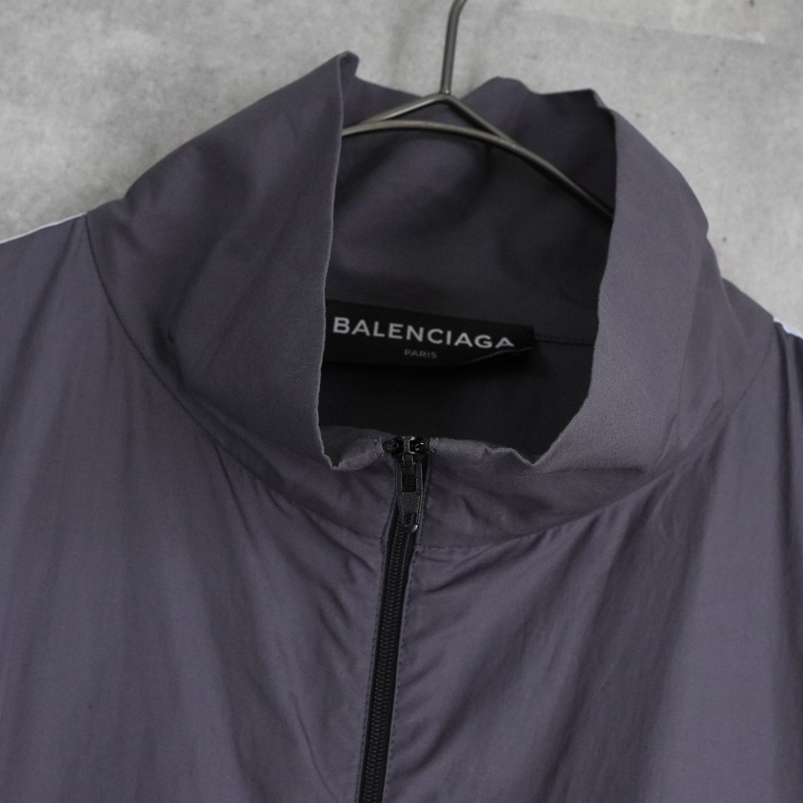 BALENCIAGA バレンシアガ ナイロンジャケット グレー ネイビー BALENCIAGA（ナイロンジャケット ・ グレー/灰色系）のフリマ