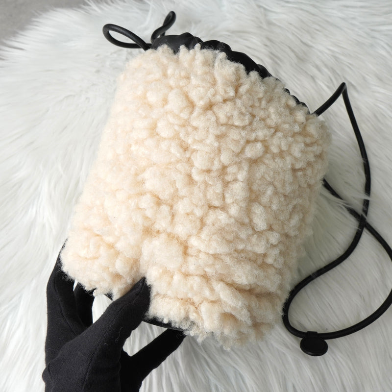 エムエムシックス メゾン マルジェラ ボア ファー / レザー 巾着バッグ ショルダーバッグ ポーチ アイボリー