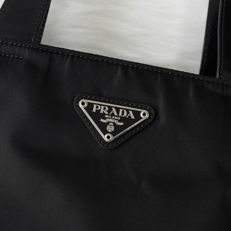 プラダ ナイロン / レザー ハンドバッグ トライアングルロゴ ブラック