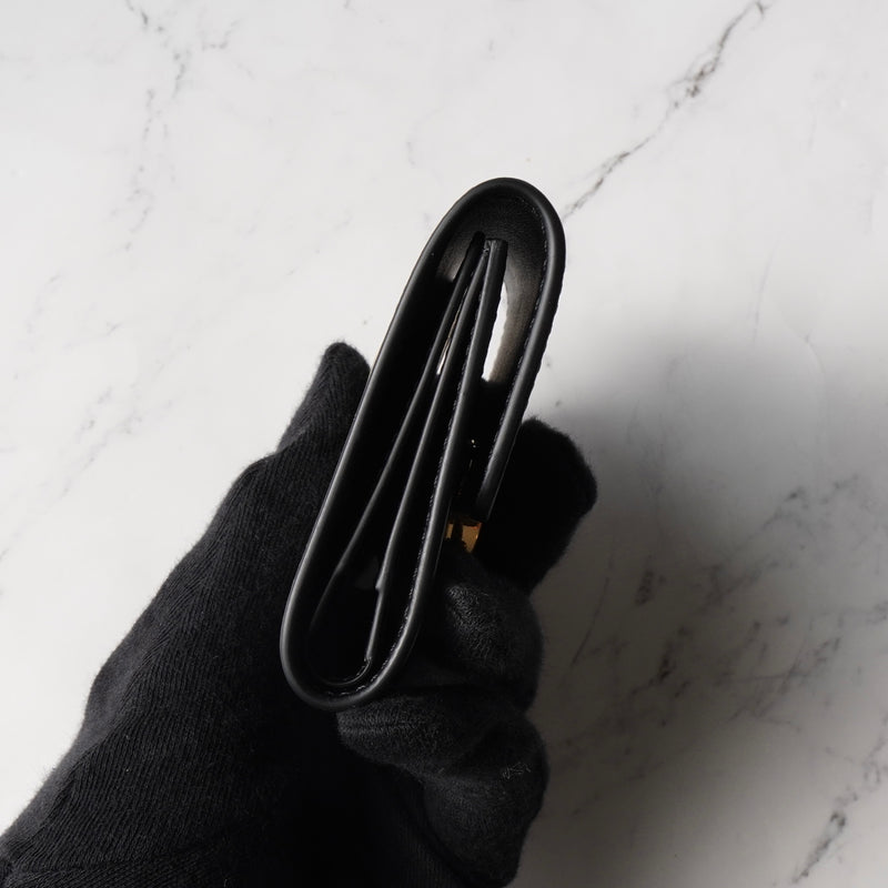 セリーヌ トリオンフ シャイニーカーフスキン コンパクトウォレット ブラック / ゴールド