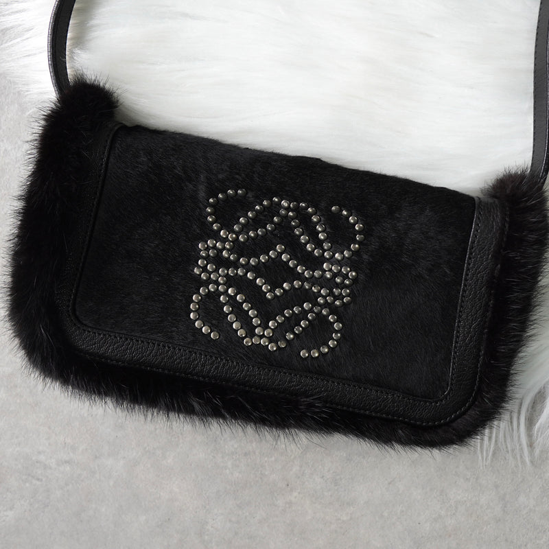 ロエベ スタッズ アナグラム ハラコレザー / ファー ショルダーバッグ ブラック
