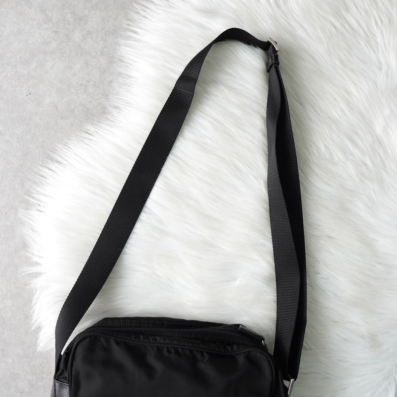 プラダ ナイロン ショルダーバッグ トライアングルロゴ ブラック