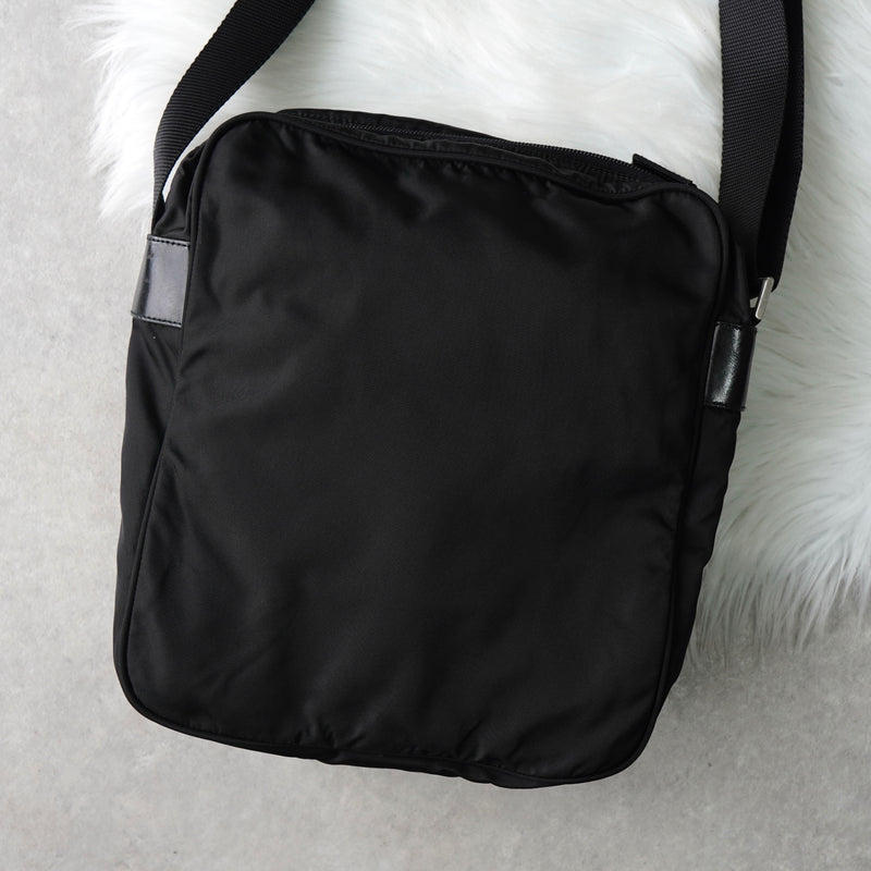 プラダ ナイロン ショルダーバッグ トライアングルロゴ ブラック