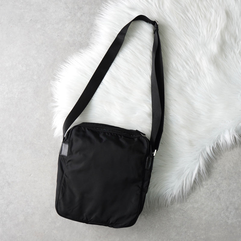 プラダ ナイロン ショルダーバッグ トライアングルロゴ ブラック