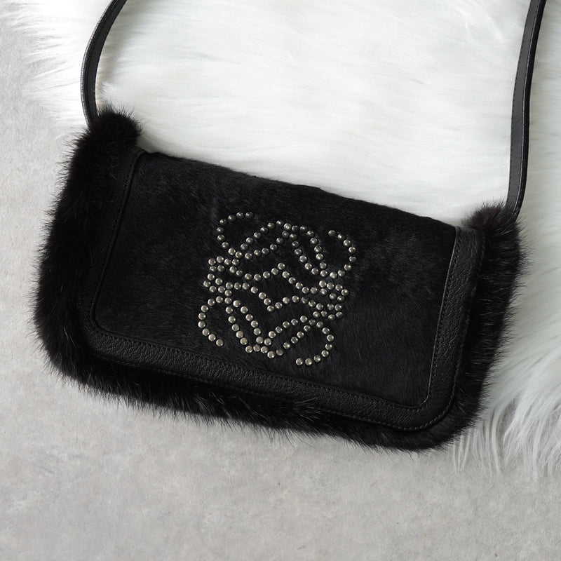 ロエベ スタッズ アナグラム ハラコレザー / ファー ショルダーバッグ ブラック