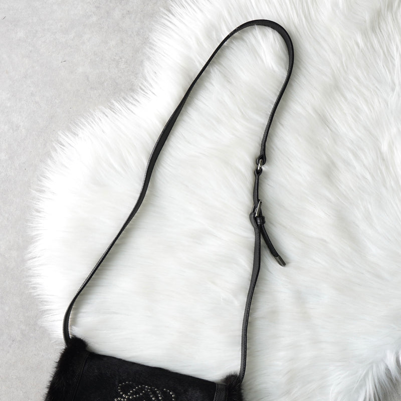 ロエベ スタッズ アナグラム ハラコレザー / ファー ショルダーバッグ ブラック