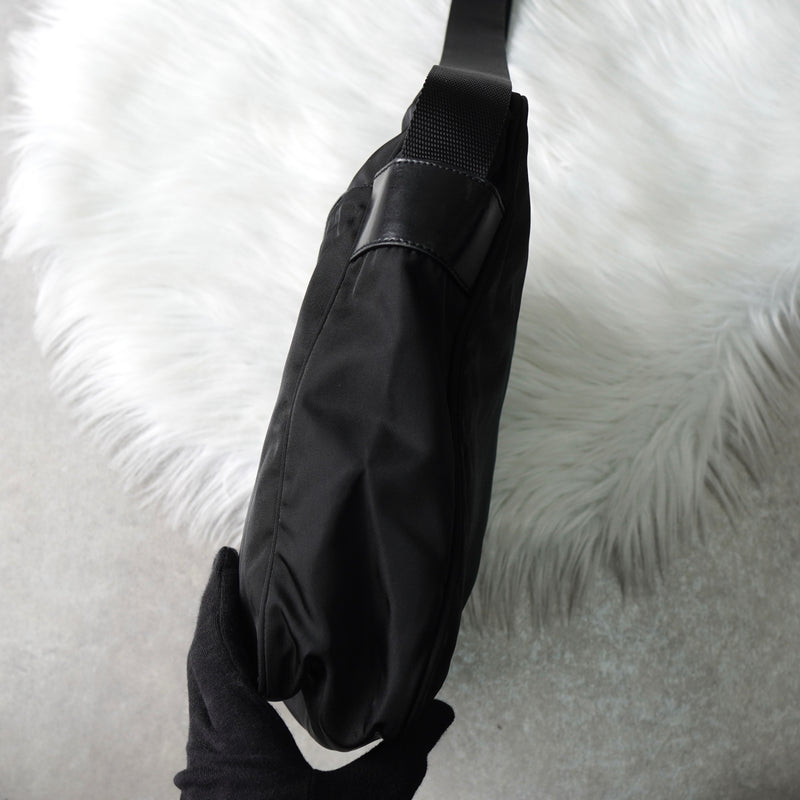 プラダ ナイロン ショルダーバッグ トライアングルロゴ ブラック