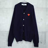 プレイ コムデギャルソン カーディガン ロゴパッチ ネイビー AD2023 - NEWSED