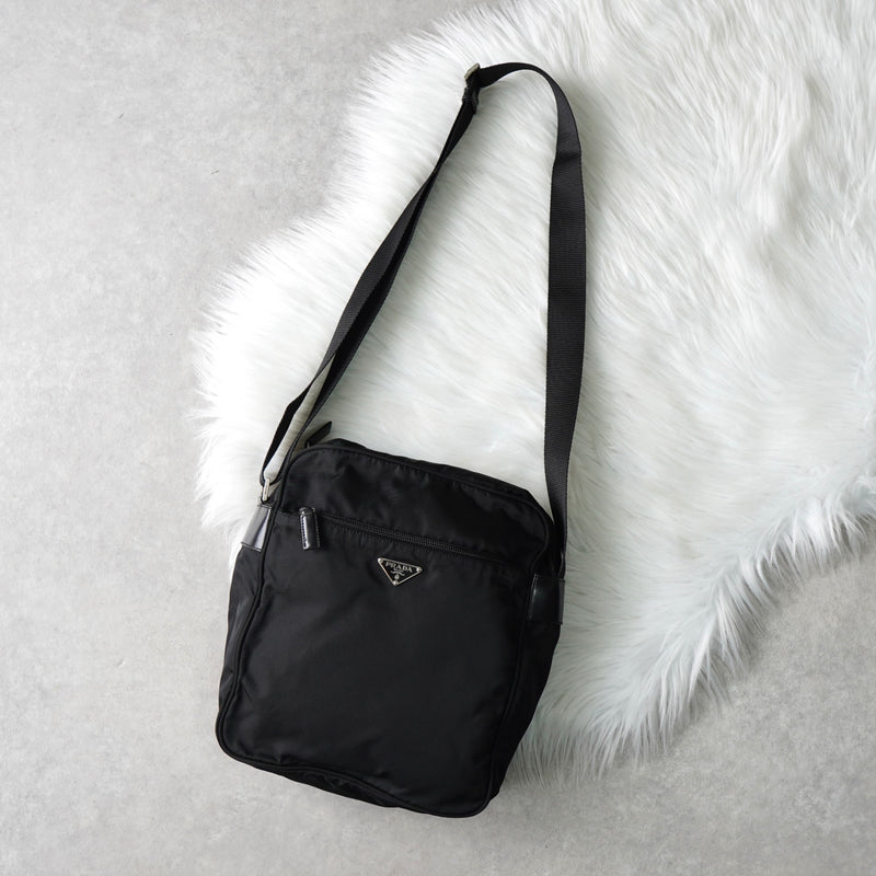 プラダ ナイロン ショルダーバッグ トライアングルロゴ ブラック