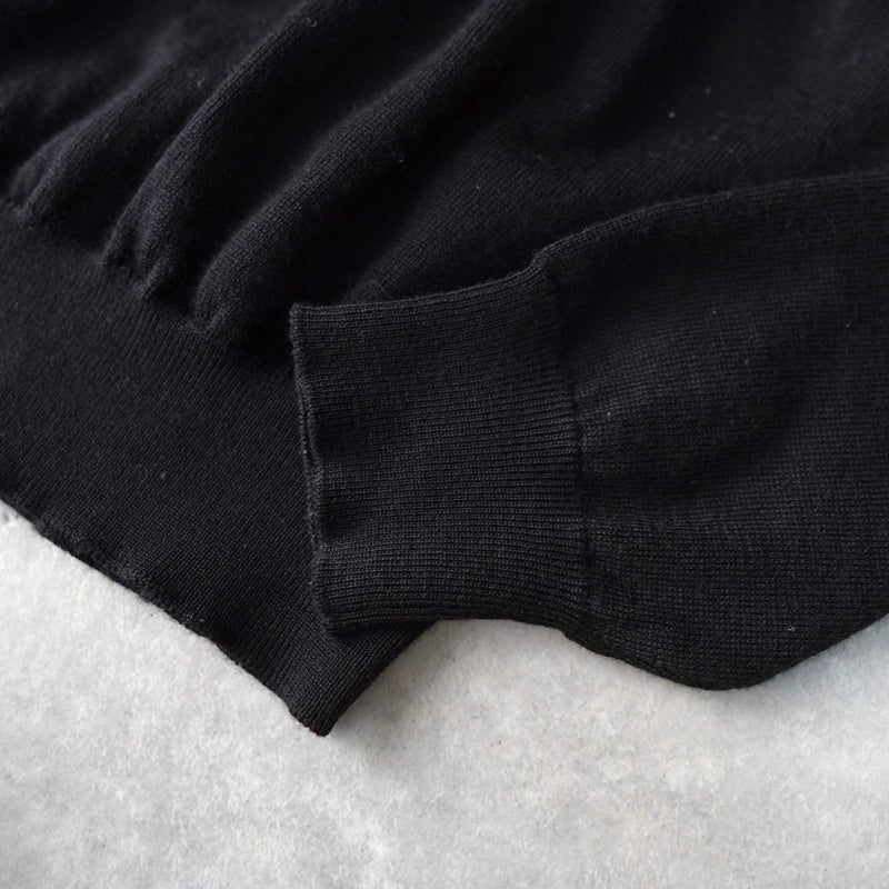 Balance Logo Embroidery V - neck Wool Sweater｜Made in Italy - NEWSED