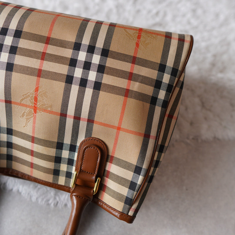 Burberry's Check Hand Bag - NEWSED