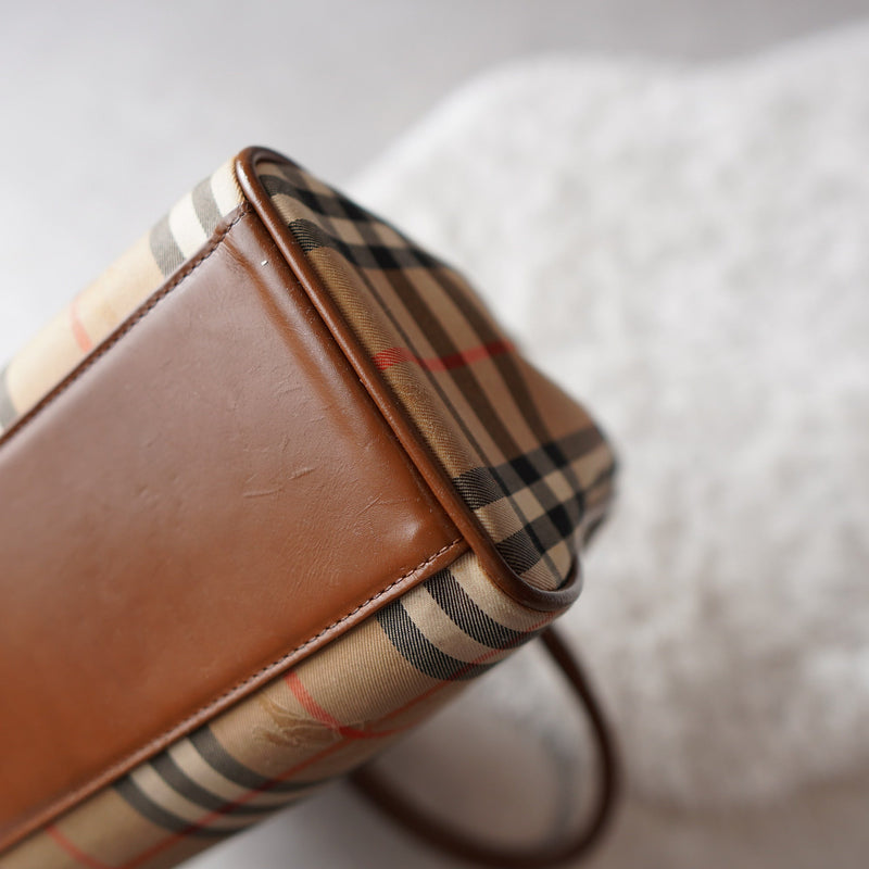 Burberry's Check Hand Bag - NEWSED