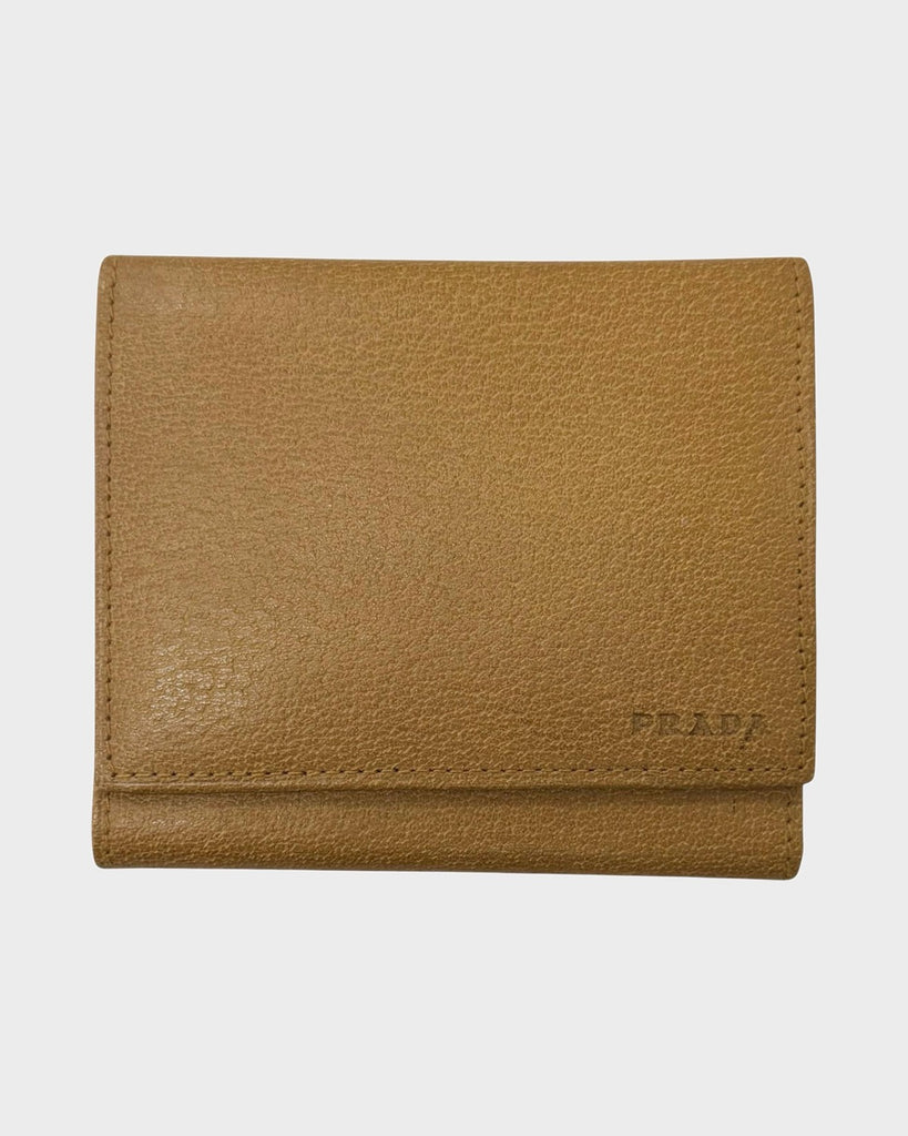 プラダ ロゴ型押し コンパクトウォレット 三つ折り財布 CUOIO メンズ
