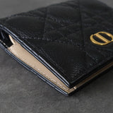 クリスチャン ディオール CDロゴ カナージュ レザー 二つ折り財布 ブラック - NEWSED