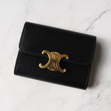 セリーヌ トリオンフ シャイニーカーフスキン コンパクトウォレット ブラック / ゴールド