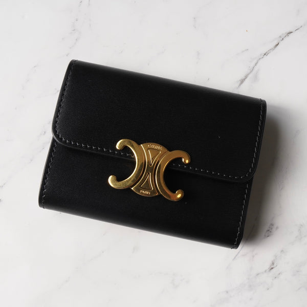 セリーヌ トリオンフ シャイニーカーフスキン コンパクトウォレット ブラック / ゴールド