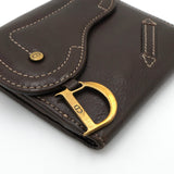 クリスチャン ディオール ヴィンテージ Dロゴ サドル レザー 二つ折り財布 ブラウン - NEWSED