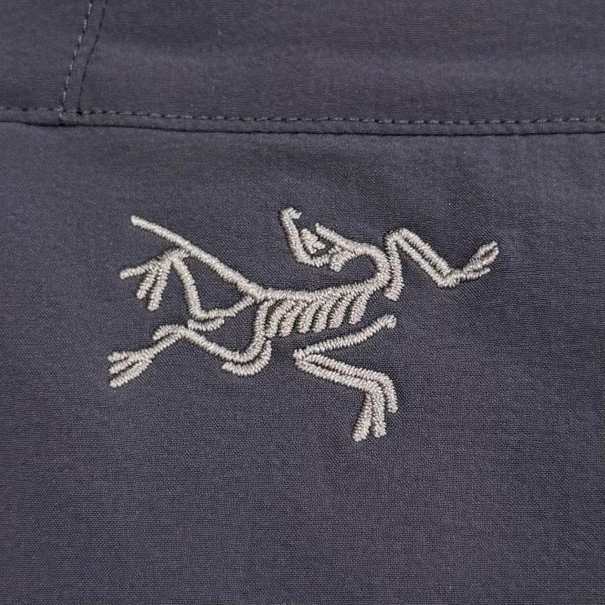 アークテリクス Epsilon Down Hoody ロゴ刺繍 フーデッド ジップアップ ダウンジャケット ネイビー M メンズ - NEWSED