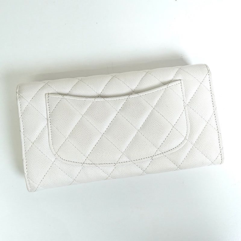 シャネル クラシック ココマーク マトラッセ キャビアスキン 長財布 ホワイト