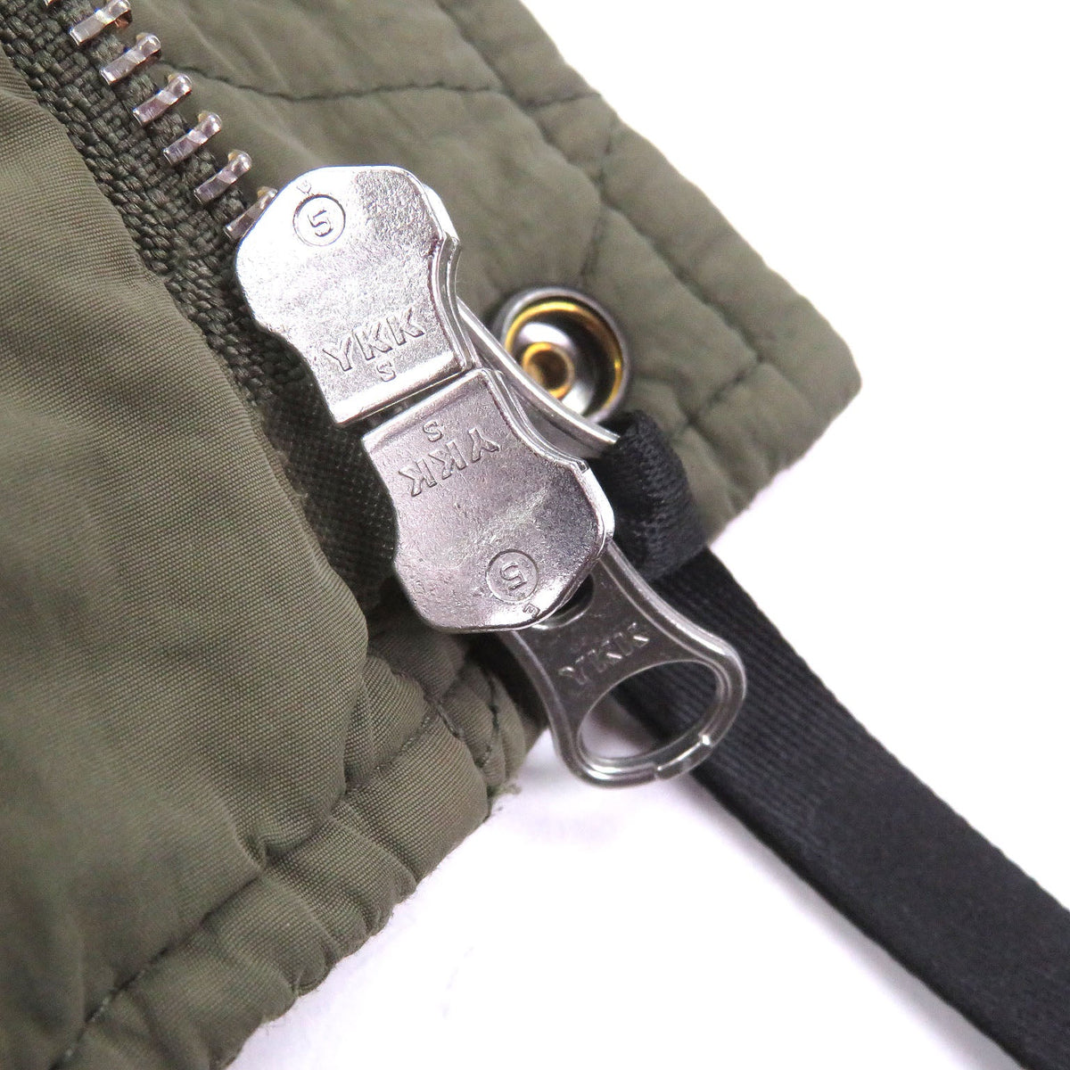 シーピーカンパニー FLATT NYLON フーデッド パファージャケット ブルゾン カーキ 50 メンズ - NEWSED