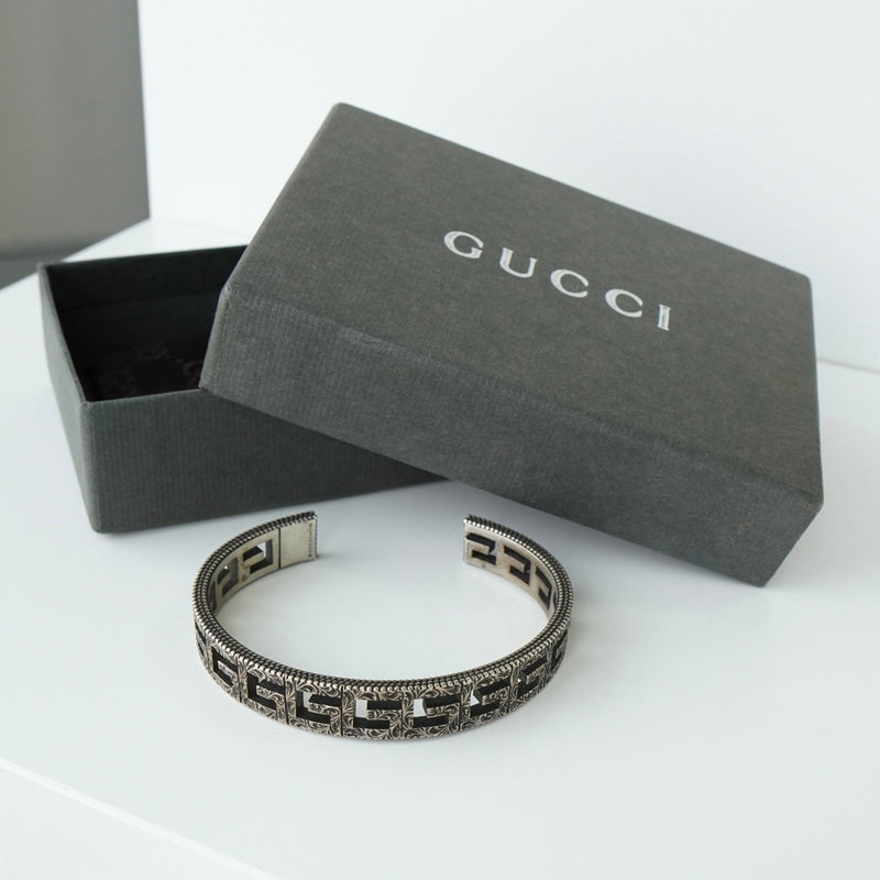 グッチ アラベスク カットアウトG シルバー925 バングル 箱付き - NEWSED